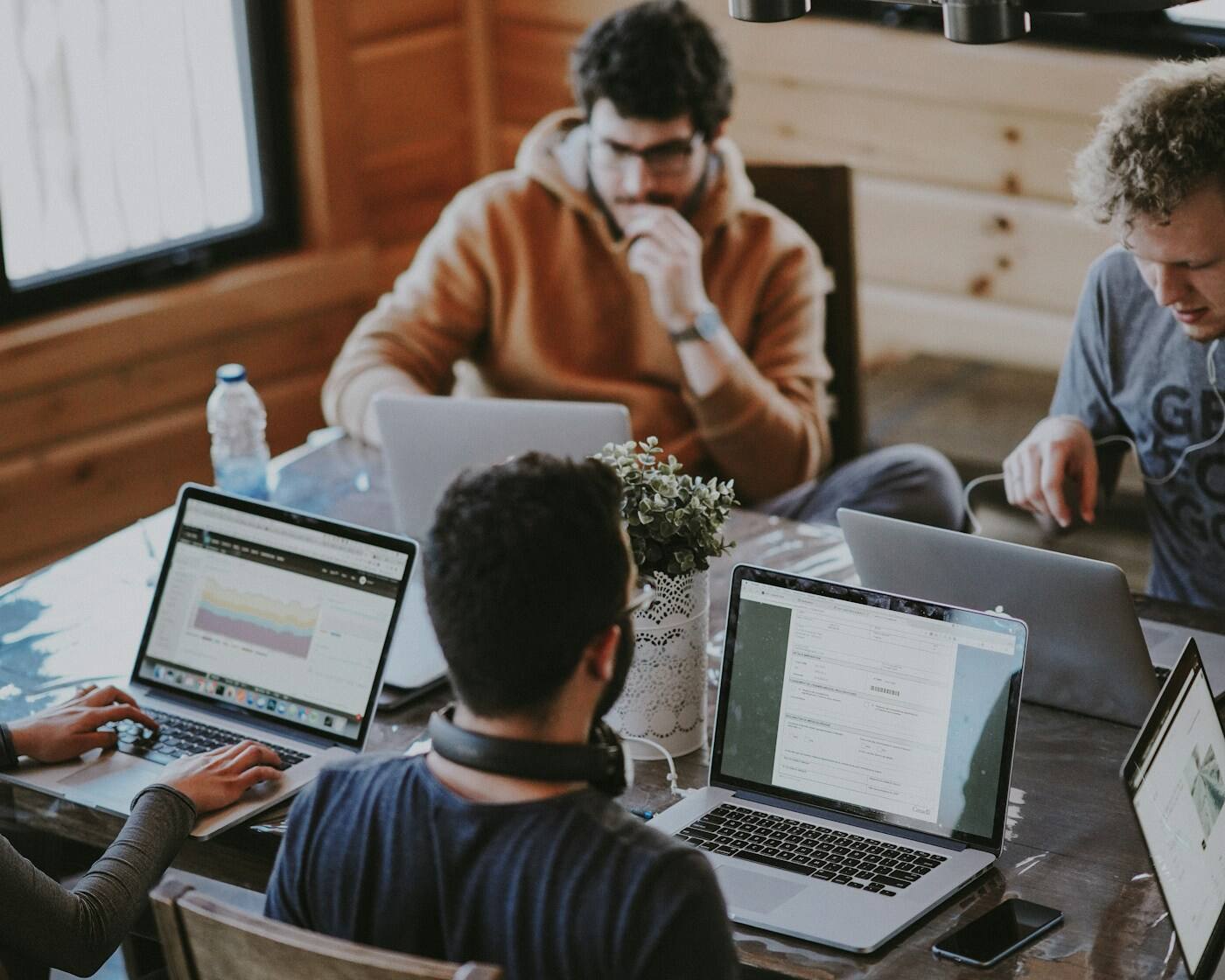 Personas disfrazadas de profesionistas para bolsa de trabajo